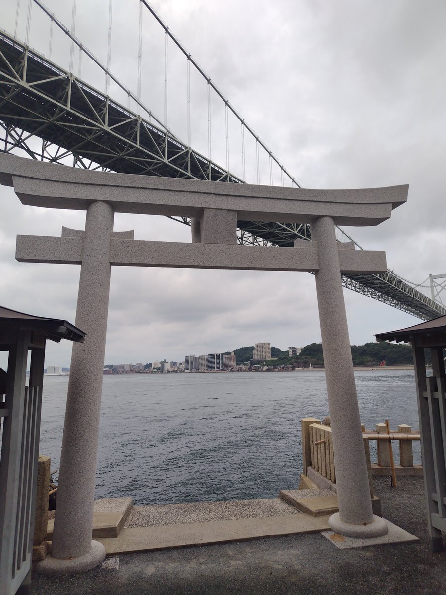 ogurisap's tweet photo. 門司　和布刈神社

関門海峡の下にある和布刈(めかり)神社
海側にも鳥居がある不思議
たまたま門司港に南極観測船ふじ(オレンジのやつ)が停泊してて一般公開されてた https://t.co/lBTCSpoejb
