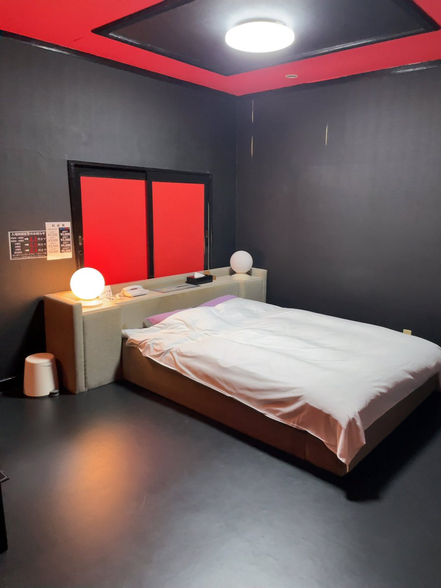 Makira_2's tweet photo. 今年3月のラブホデート画像か？
DRIVE AND BEDへ…22回目かな
戸建タイプでコスパかなり良し、8番を利用、2時間ゆっくりまったり過ごして当時は3000円エアシューター払い（最近行ったら…廃業してる？）
行く前に若竹丸でアジ握りなど食べて、腹ごしらえ https://t.co/U4bUzmDN1x