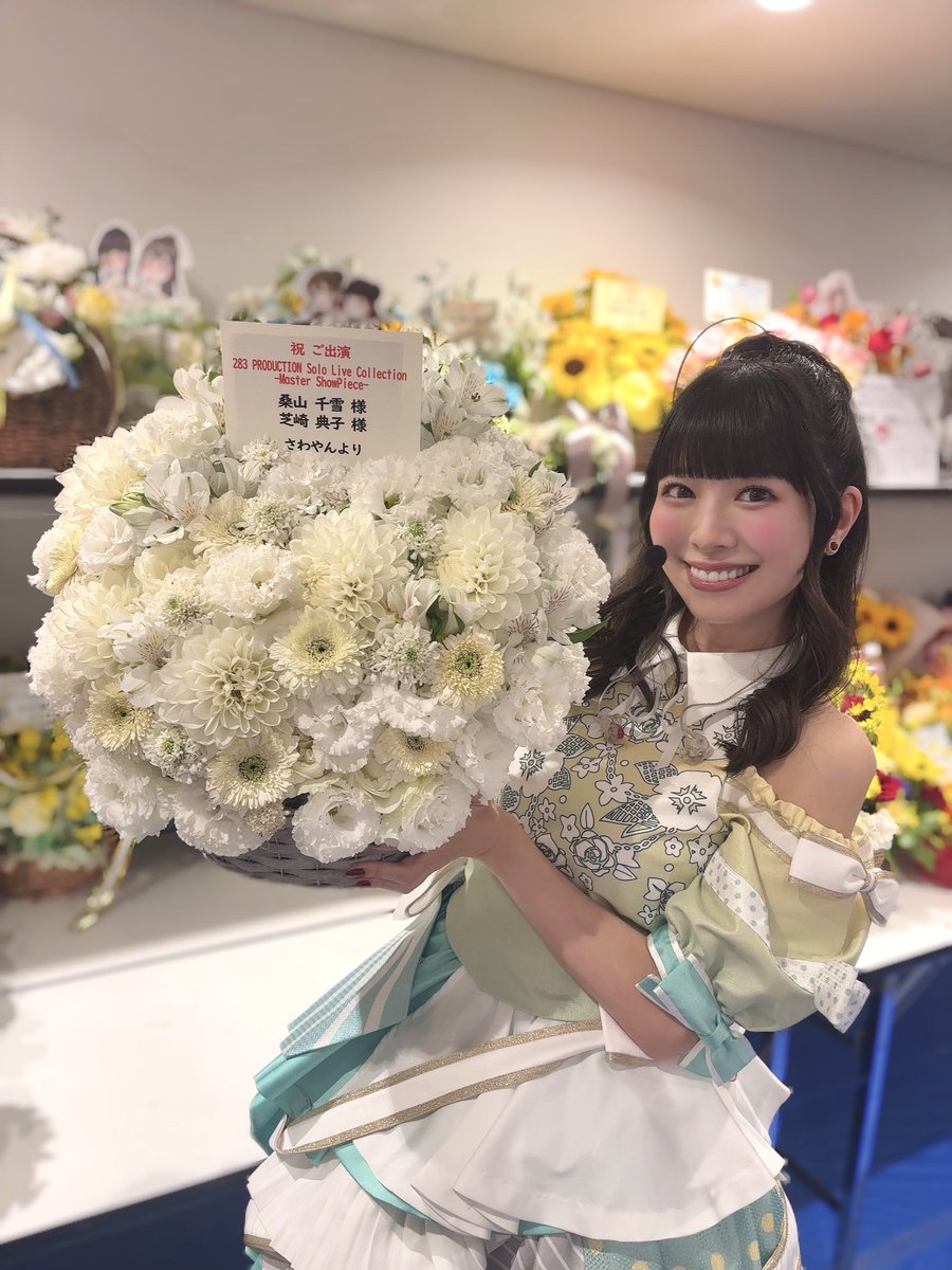 ShibaNori914's tweet photo. ① こんなに飛び出てきたらうれしいびっくり宝箱🧳みーつけた！
②丸みの集合体！巨大ポップコーンのような、弾ける勢いを感じます🤍
③黄色彩度高ぁ！元気出る！水玉の配色が双子コーデみたい😉
④ラグジュアリーなお花とメニュー表じゃん！注文は、桑山千雪で💚
#シャニマスソロライブMSP https://t.co/sJdixKZN17