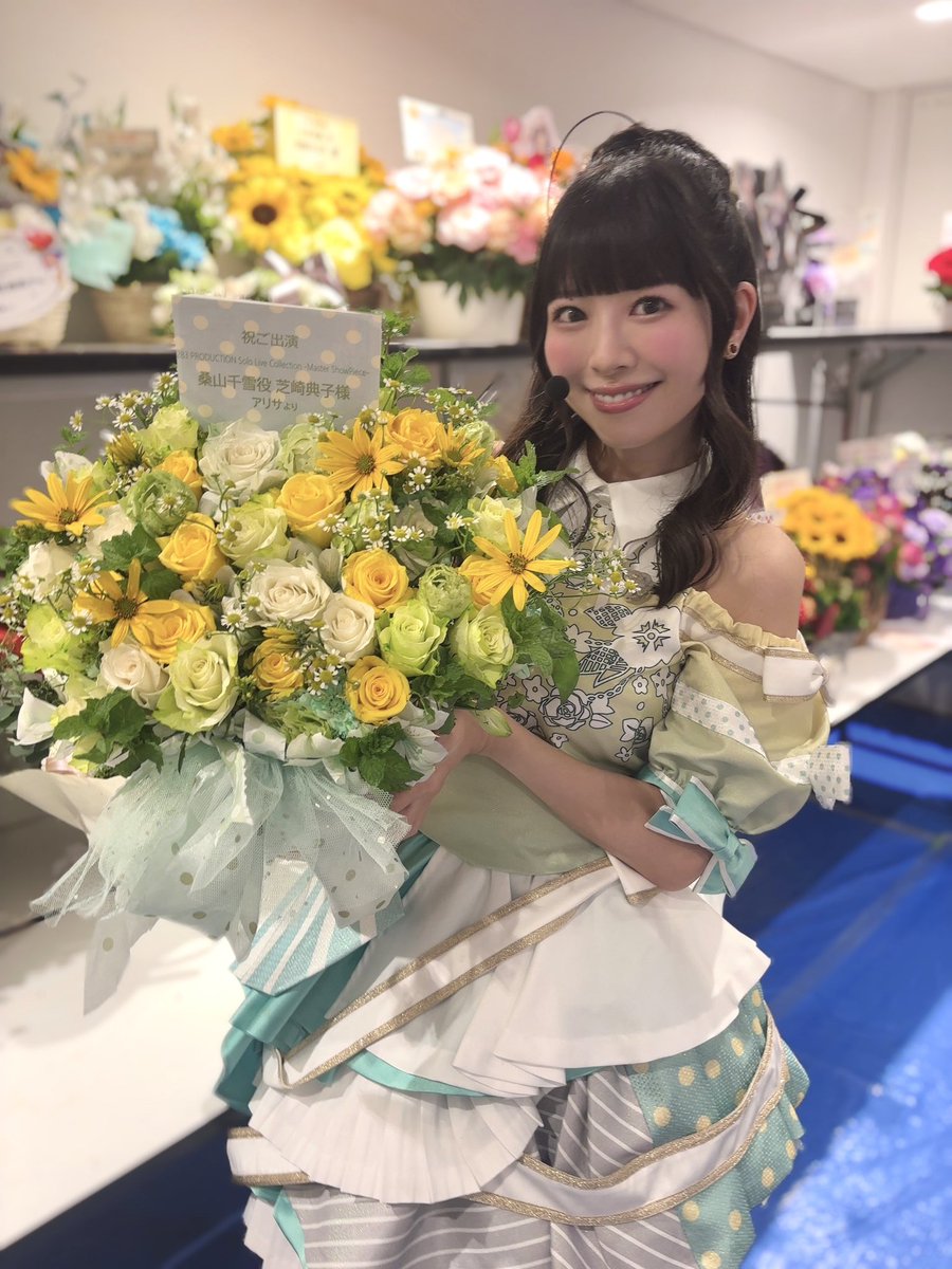 ShibaNori914's tweet photo. ① こんなに飛び出てきたらうれしいびっくり宝箱🧳みーつけた！
②丸みの集合体！巨大ポップコーンのような、弾ける勢いを感じます🤍
③黄色彩度高ぁ！元気出る！水玉の配色が双子コーデみたい😉
④ラグジュアリーなお花とメニュー表じゃん！注文は、桑山千雪で💚
#シャニマスソロライブMSP https://t.co/sJdixKZN17