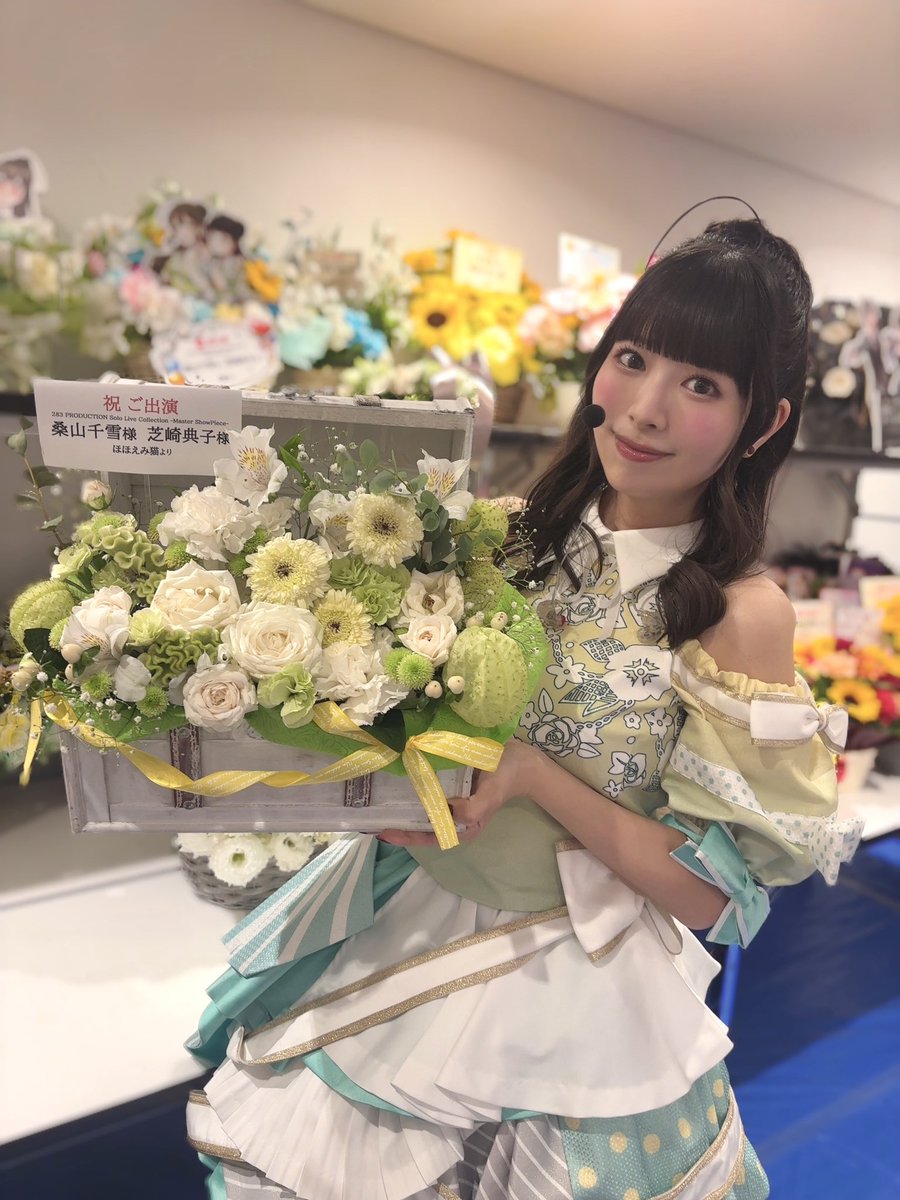 ShibaNori914's tweet photo. ① こんなに飛び出てきたらうれしいびっくり宝箱🧳みーつけた！
②丸みの集合体！巨大ポップコーンのような、弾ける勢いを感じます🤍
③黄色彩度高ぁ！元気出る！水玉の配色が双子コーデみたい😉
④ラグジュアリーなお花とメニュー表じゃん！注文は、桑山千雪で💚
#シャニマスソロライブMSP https://t.co/sJdixKZN17