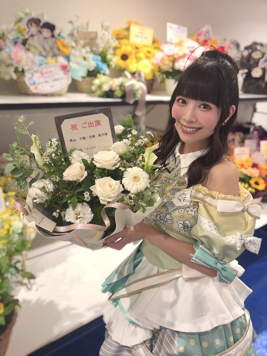 ShibaNori914's tweet photo. ① こんなに飛び出てきたらうれしいびっくり宝箱🧳みーつけた！
②丸みの集合体！巨大ポップコーンのような、弾ける勢いを感じます🤍
③黄色彩度高ぁ！元気出る！水玉の配色が双子コーデみたい😉
④ラグジュアリーなお花とメニュー表じゃん！注文は、桑山千雪で💚
#シャニマスソロライブMSP https://t.co/sJdixKZN17