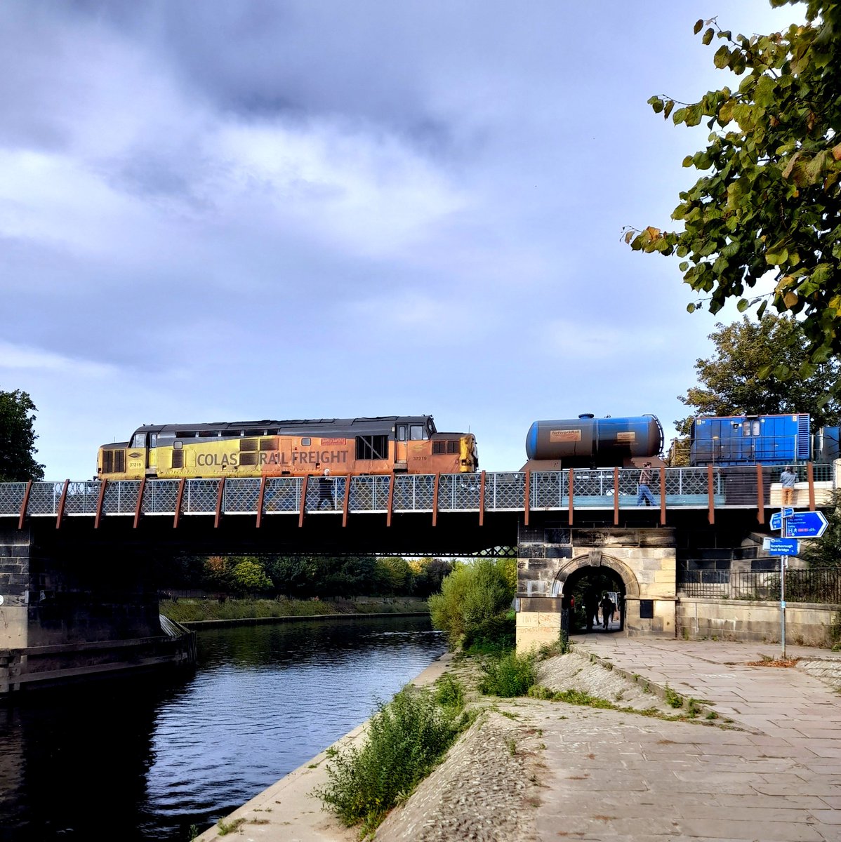 wallygridboy's tweet photo. #classictraction 37219 on the tail of 3J51 RHTT crossing Scarborough Bridge,York. https://t.co/6maoVShcoA