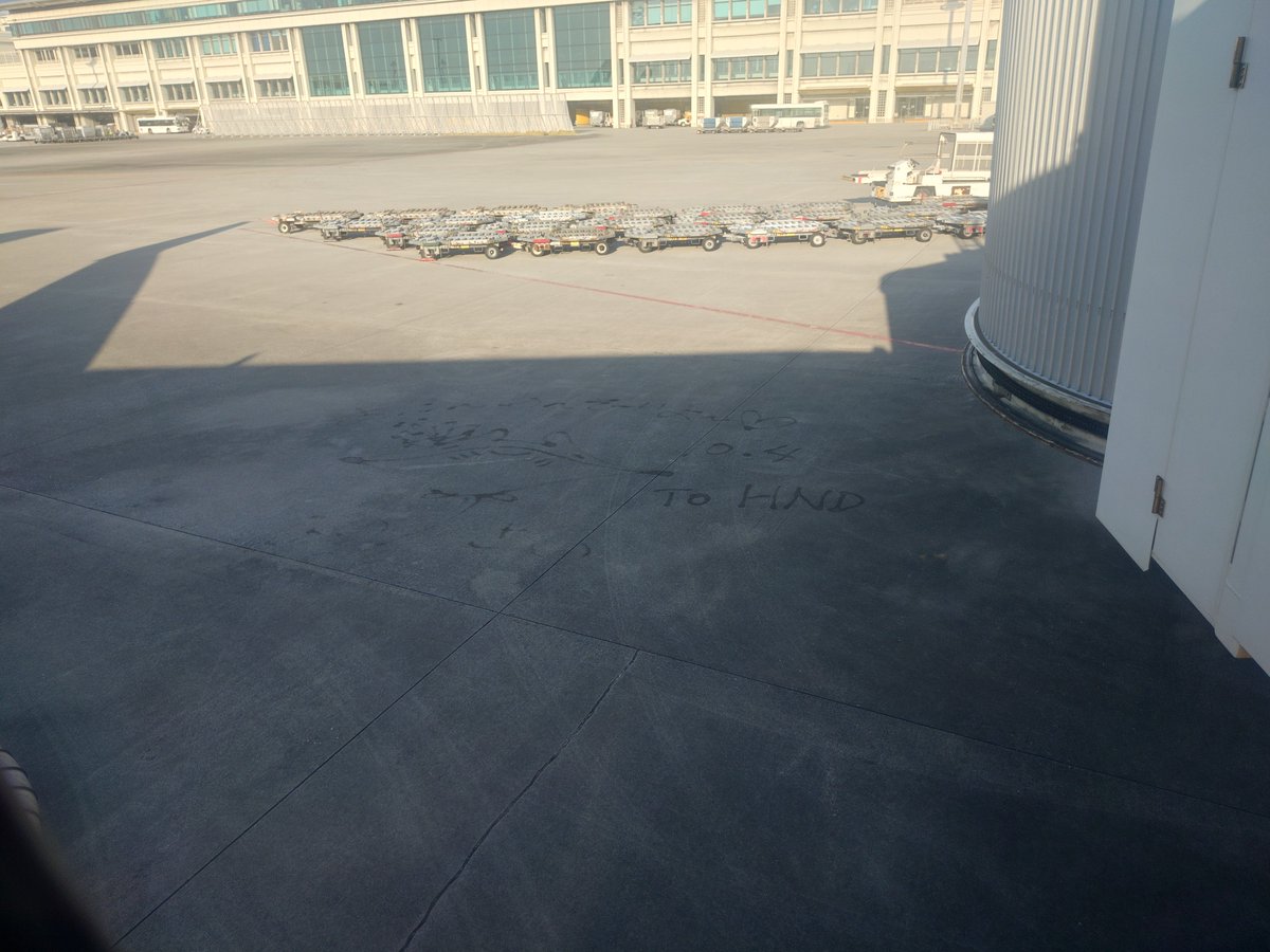agarie0625's tweet photo. ＃ハメツ
あああ、整備員さんが水でマンタと何かメッセージ書いてくれたのに！

　　あっという間に乾いたな

ぉぉぉ…勿体ない… https://t.co/dh75R78hrj