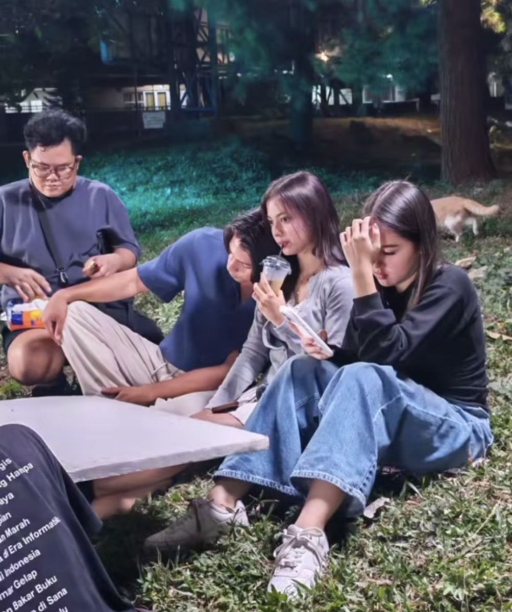 anzzia_'s tweet photo. BELUM TAKE, UDAH NYENDER AJA? WKWKWK MORA ON CAM DAN OFF CAM SAMA AJA TERNYATA😭 https://t.co/ruIB7Ke4QI