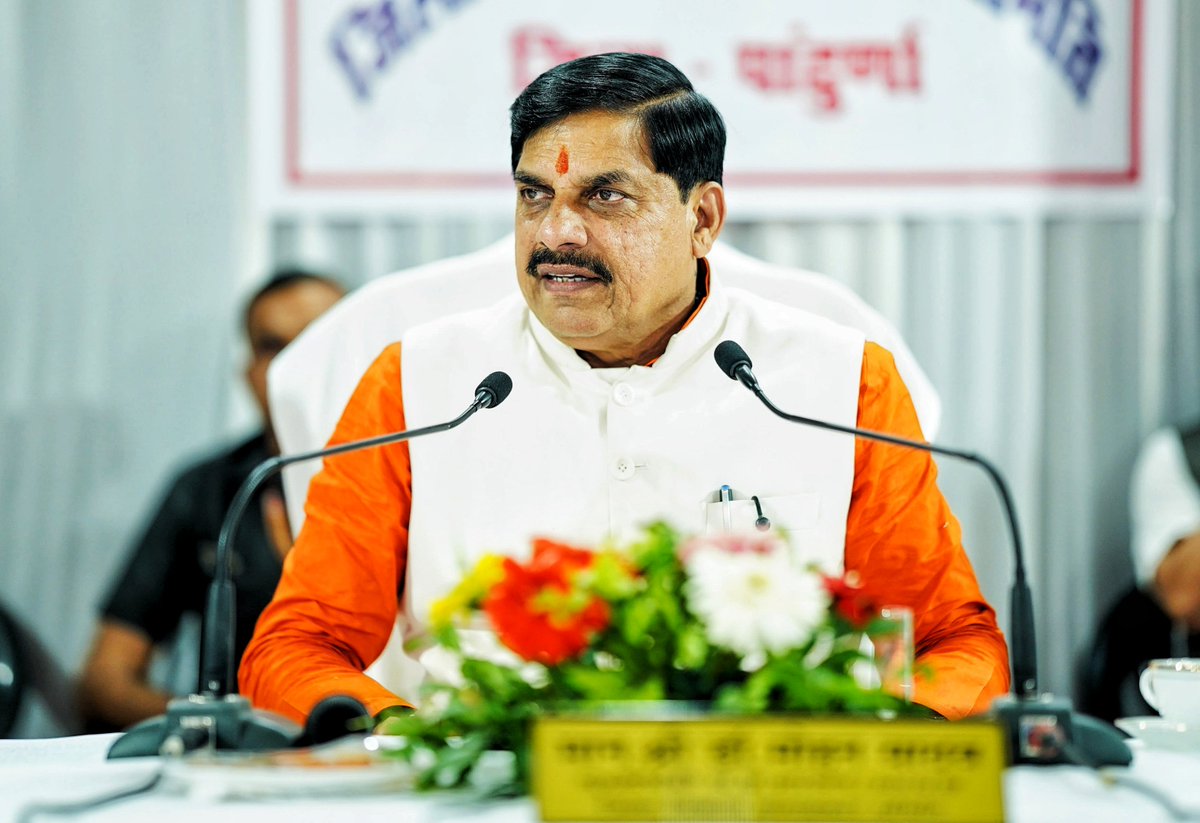DrMohanYadav51's tweet photo. आज मध्‍यप्रदेश के नए जिले पांढुर्णा में जिला विकास सलाहकार समिति की बैठक में निर्देश दिए कि नागरिकों की सुख-सुविधाओं एवं तीव्र गति से जिले के विकास को सर्वोच्च प्राथमिकता देते हुए योजनाओं के प्रभावी क्रियान्वयन पर विशेष ध्यान दिया जाए।

पांढुर्णा के युवाओं को ��द्योग एवं रोजगार से जोड़ने के लिए उद्योगों को बढ़ावा देने, कृषि क्षेत्र में नई संभावनाएं विकसित करने एवं स्किल डेवलपमेंट के कार्यक्रम तैयार करने पर कार्य किया जाए। साथ ही पशुपालन एवं दुग्ध उत्पादन की संभावनाओं को भी और विस्तार दिया जाए।

हनुमान लोक के अगले चरण के निर्माण कार्यों की प्रगति की जानकारी प्राप्त कर कार्यों को शीघ्र पूर्ण करने के भी निर्देश दिए। जिले में नवीन निर्माण कार्यों की स्वीकृतियां भी लगातार जारी की जा रही हैं। पांढुर्णा के सर्वांगीण विकास के लिए जो भी आवश्यक होगा, हमारी सरकार वह सभी सुविधाएं उपलब्ध कराने के लिए प्रतिबद्ध है। 

पांढुर्णा जिले के विकास में कोई कसर नहीं रहेगी।