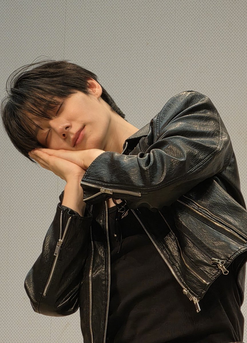 geonbbaang's tweet photo. 잠자는 웅이 https://t.co/0RwoFphqVK