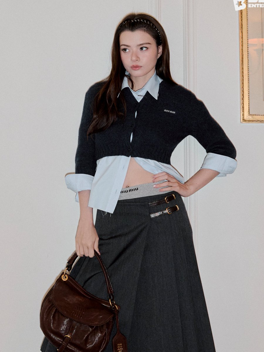 quem's tweet photo. @AngelssBecky @beckyentofc @TXT_bighit Becky Armstrong na Miu Miu e eu oficialmente sem palavras 🛐 Ela entregou delicadeza, presença e aquele jeitinho de quem sabe exatamente como dominar uma Fashion Week 

Confira tudo aqui👉 https://t.co/jH2wxqPKF3

#MiuMiuSS27xBecky #MiuMiuPFWxBecky #BeckyArmstrong #beckysangels https://t.co/9xTBmGU3Cq