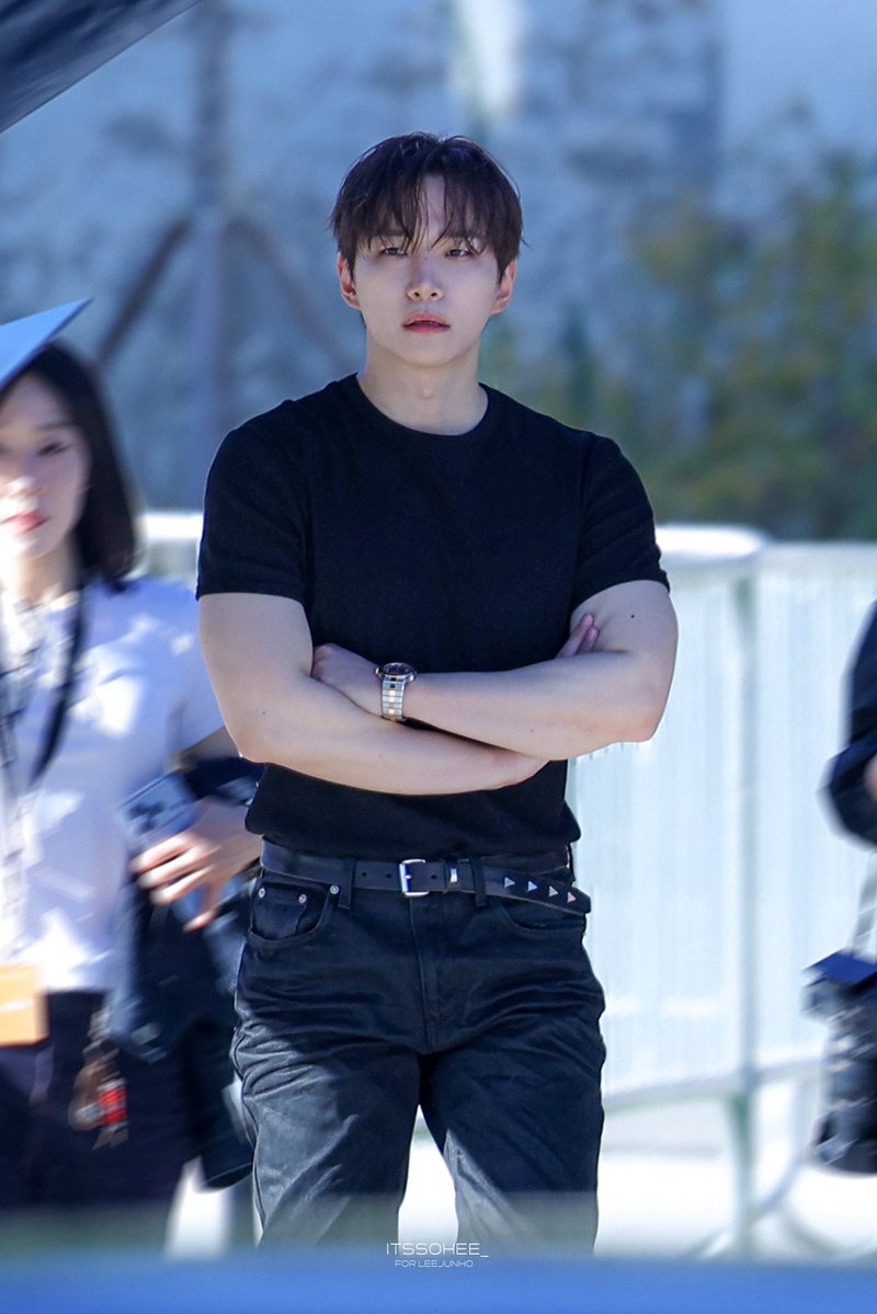 nongnuzzi's tweet photo. "ชุดจะสวยหรือไม่สวยอยู่ที่ไม้แขวน"" แค่ทีเชิ๊ตก็ยังดูดีขนาดนี้🙇‍♀️

#이준호 #LEEJUNHO
#O3Collective https://t.co/ojKfzhuUVC