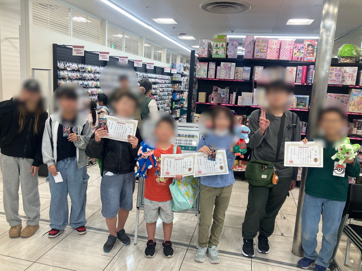 houkago_pokeca's tweet photo. 本日は50名様のご来場誠にありがとうございました❤️
1位はともくん、2位はジレガちゃんとサカナくん、3位は天才メガネくんでした🏆
フェアプレー賞はしょうへいくんとなりました🥰
本日の詳細や次回以降の開催予定はnoteにまとめましたのでよろしければご覧ください☺️
https://t.co/XX1wzArqTV https://t.co/GvTfoXigt6