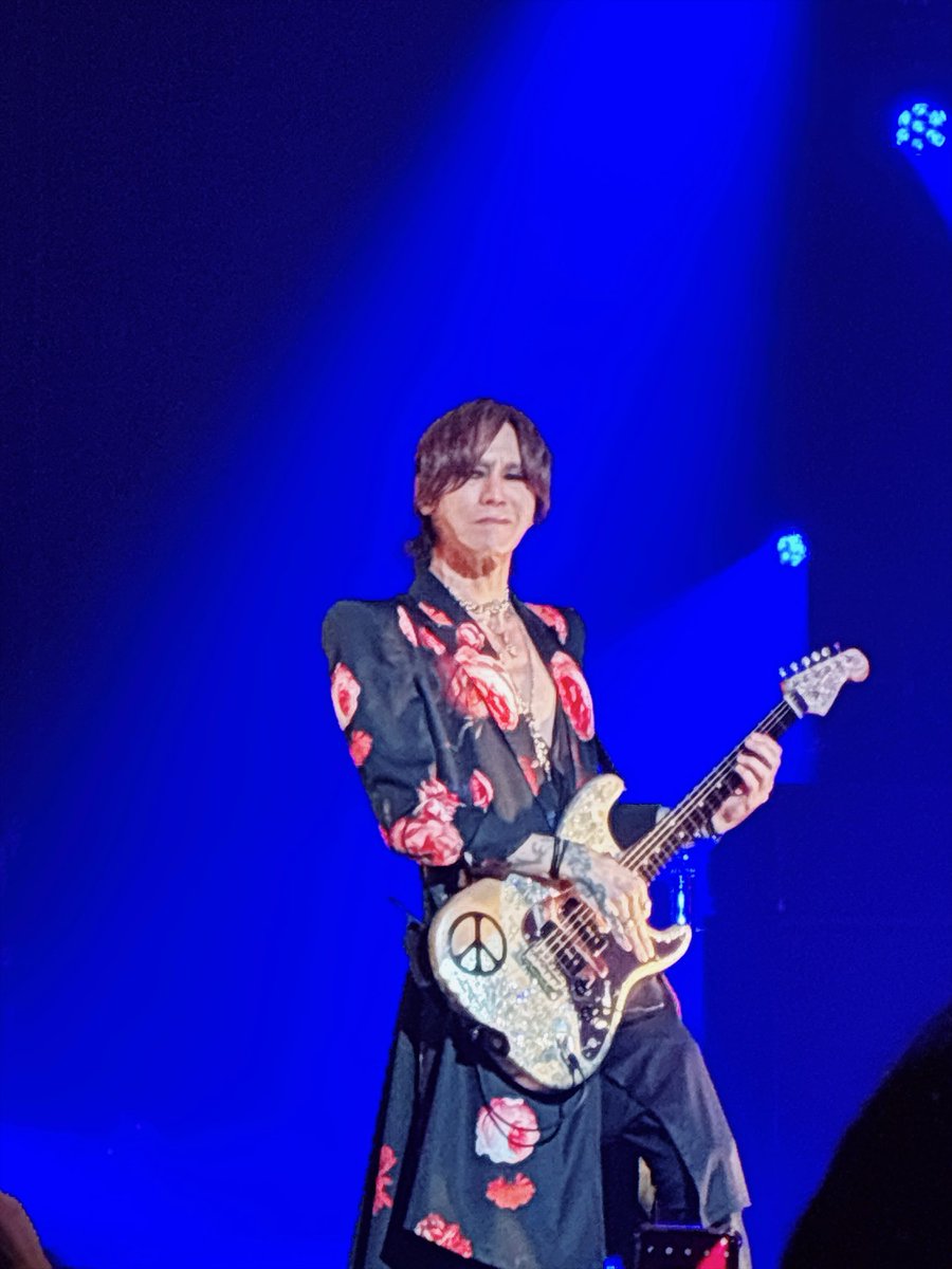 reina385's tweet photo. 今日は、LUNAシート。
Ryuichiがライティングの関係かうまく撮影できなく、無念。髪型素敵で声も素晴らしく伸びていて感動。

SUGIZOとJ💜

#LUNASEA #LUNAPIC https://t.co/WlyU9TYHnT