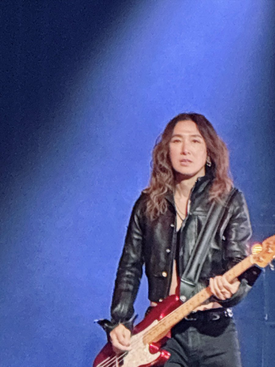 reina385's tweet photo. 今日は、LUNAシート。
Ryuichiがライティングの関係かうまく撮影できなく、無念。髪型素敵で声も素晴らしく伸びていて感動。

SUGIZOとJ💜

#LUNASEA #LUNAPIC https://t.co/WlyU9TYHnT