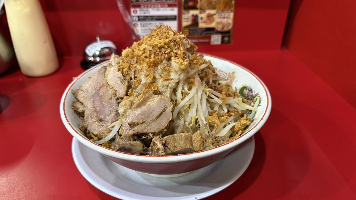 agarooop's tweet photo. 兵庫県加西市の麺匠柳さんでございます。
麺量は普通。野菜はマシの量。ニンニクは抜く。入れた日には家に入れてもらえないでしょう。イェーイ
ワシャワシャとした太麺の中から出てくる脂とモヤシが、もう気が狂うほど気持ちええんじゃ
体には脂を、マーチにはハイオクを入れましょう。 https://t.co/bfiuLIhiAf