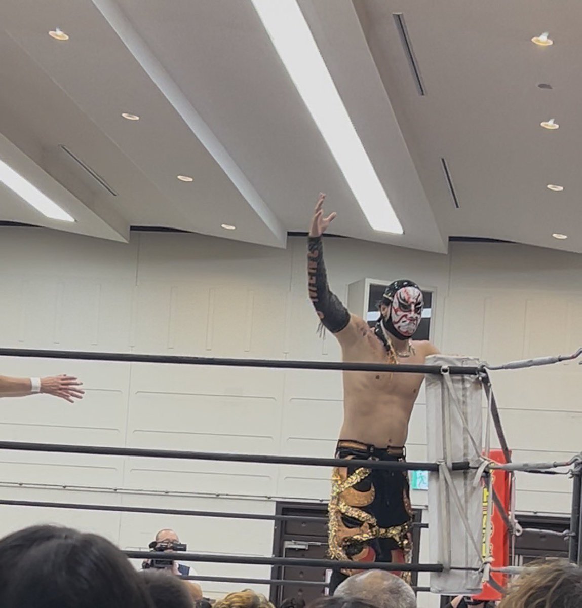 Hi_sense_mugi's tweet photo. プロレス楽しかった～🥰
隈取選手のダンスとの融合が凄かった！！
来月も楽しみ✨
2人のじゃれ合いが面白かったのと、To-y選手の面白いけどちゃんとやるところいい！！ってなった🤭
吉村選手の試合は感動して泣いてしまった😭すごく素敵な試合でした👏🏻
動画は全然上手く撮れてなかった🫥 https://t.co/PoSyogo6ko