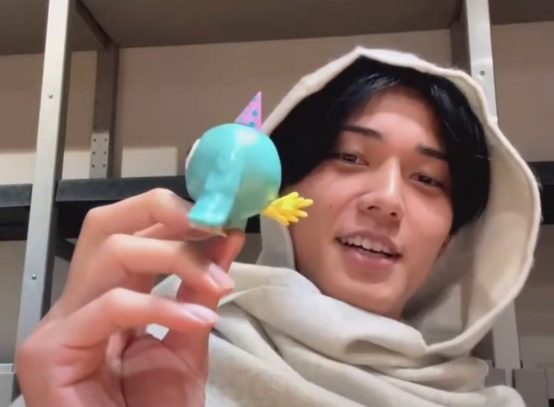 nancy777san's tweet photo. 永瀬廉君が着てた（かぶってた）ショール、ペルカイトか〜！！
愛！！！
ペルカイト着て、永瀬ロル披露して、アー写で去ってくの愛すぎ、かわいすぎ！

#KAITO
#永瀬廉 https://t.co/pahwrwBamD