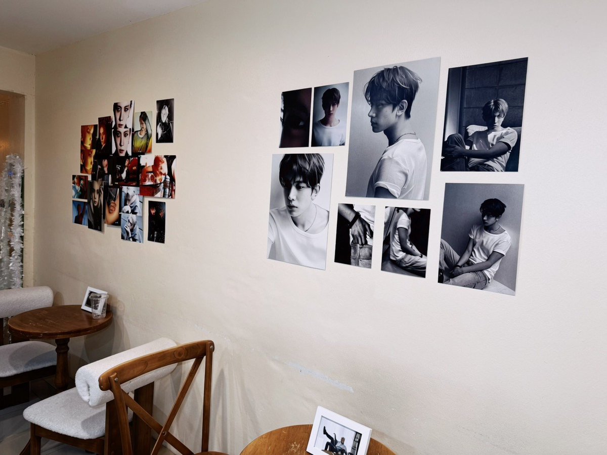 enhapyeon's tweet photo. 🎼Preview🎼

mini-gallery วันเกิด EVAN (HEESEUNG) พร้อมเปิดให้เข้าชมฟรี เริ่มตั้งแต่วันพรุ่งนี้เลยนะคะ 

พิเศษ! เมื่อซื้อเครื่องดื่มใดๆในร้าน รับฟรี! โปสการ์ดและโฟโต้การ์ด (แจ้งที่พนักงานในร้านได้เลยค่ะ) 

#EVAN_HarmonyinRhyme #เพลินเพลงกับอีวาน 

--- 🖼 mini-gallery --- 
📆 5 - 31 Oct 2026
📍Apostrophe s speciality cafe, สาขารัชดาซอย 3 (mrt พระราม 9)
🕙 เปิดทุกวัน 7.30-17.00 น.

---🎂 BD event --- 
📆 24-25 Oct 2026
📍 Apostrophe s speciality cafe, สาขาเพ็ทเพลิน รัชดา (mrt พระราม 9) 
🕙 10.00 - 17.00 น.

#คาเฟ่วันเกิดฮีซึง #คาเฟ่วันเกิดอีวาน #Happy_Birthday_EVAN #Happy_EVAN_Day #EVAN #HEESEUNG #에반 #이희승