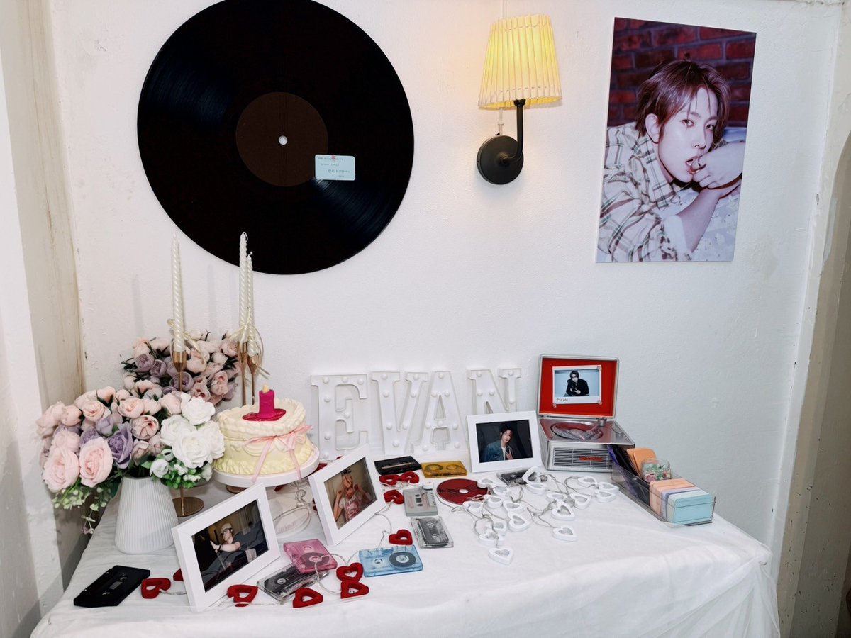 enhapyeon's tweet photo. 🎼Preview🎼

mini-gallery วันเกิด EVAN (HEESEUNG) พร้อมเปิดให้เข้าชมฟรี เริ่มตั้งแต่วันพรุ่งนี้เลยนะคะ 

พิเศษ! เมื่อซื้อเครื่องดื่มใดๆในร้าน รับฟรี! โปสการ์ดและโฟโต้การ์ด (แจ้งที่พนักงานในร้านได้เลยค่ะ) 

#EVAN_HarmonyinRhyme #เพลินเพลงกับอีวาน 

--- 🖼 mini-gallery --- 
📆 5 - 31 Oct 2026
📍Apostrophe s speciality cafe, สาขารัชดาซอย 3 (mrt พระราม 9)
🕙 เปิดทุกวัน 7.30-17.00 น.

---🎂 BD event --- 
📆 24-25 Oct 2026
📍 Apostrophe s speciality cafe, สาขาเพ็ทเพลิน รัชดา (mrt พระราม 9) 
🕙 10.00 - 17.00 น.

#คาเฟ่วันเกิดฮีซึง #คาเฟ่วันเกิดอีวาน #Happy_Birthday_EVAN #Happy_EVAN_Day #EVAN #HEESEUNG #에반 #이희승