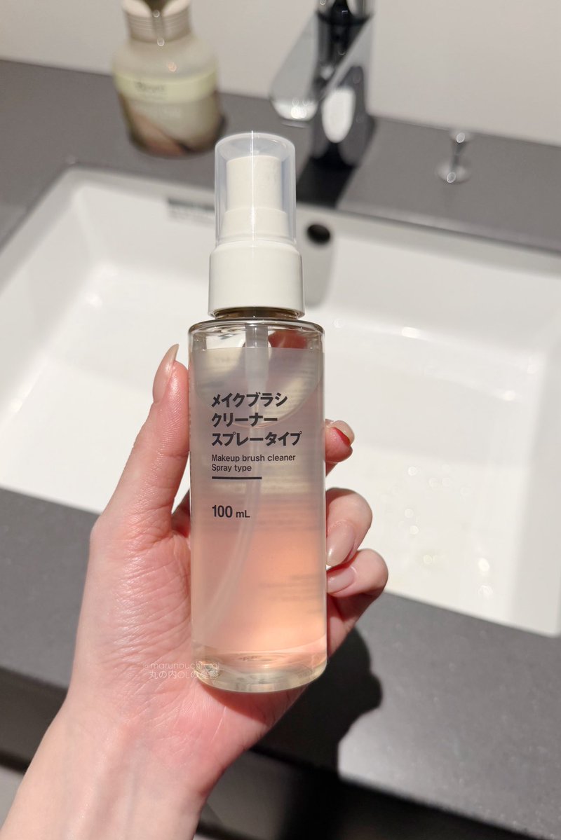 marunouchi__ol_'s tweet photo. 無印の新作メイクブラシクリーナー、ティッシュに吹きかける→撫でるだけで超綺麗になる890円で。毛の密度が高いファンデ・チークブラシは洗うと乾きにくいし、毎回拭き取るのが正解だわ https://t.co/sGvQi3tMqL