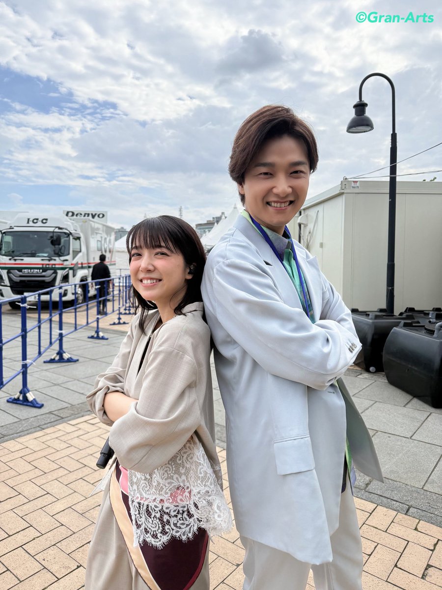 Gran_Arts's tweet photo. 【#井上芳雄】
上白石萌音さん歌手デビュー10周年を記念した初の主催野外フェス
「Mone Kamishiraishi 10th Live《bouquet》for ALL」@横浜赤レンガパーク野外特設ステージ DAY2に、ゲスト出演しました😆💐
雨続きの中、お天気に恵まれ、さすが萌音ちゃん☀️✨
久しぶりの野外での歌唱は、横浜の海風を感じて、開放感がとても気持ち良かったようです🌊🍃
萌音Fes.最高でした👍

萌音ちゃん、10周年おめでとうございます㊗️🎊

#上白石萌音
#ライブーケ
#萌音フェス