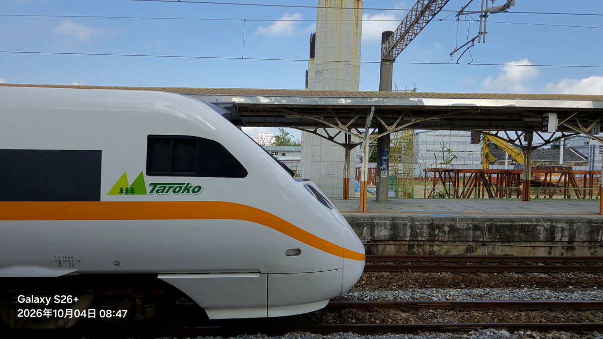 agrs0412's tweet photo. 2026.10.4 
嘉義
回送6669B TEMU1000型 第3編成
這三天下來也拍了3次的太魯閣號，這車再下一次來西部也不知道什麼時候，搞不好到時候嘉義都已經高架化了，這次能拍到也算是一次難得的回憶，也謝謝南方公園的各位包車環島讓我們有這些機會拍
#台湾 #鉄道 #電車 #特急 #回送 #太魯閣号 https://t.co/eBqwInGD6U