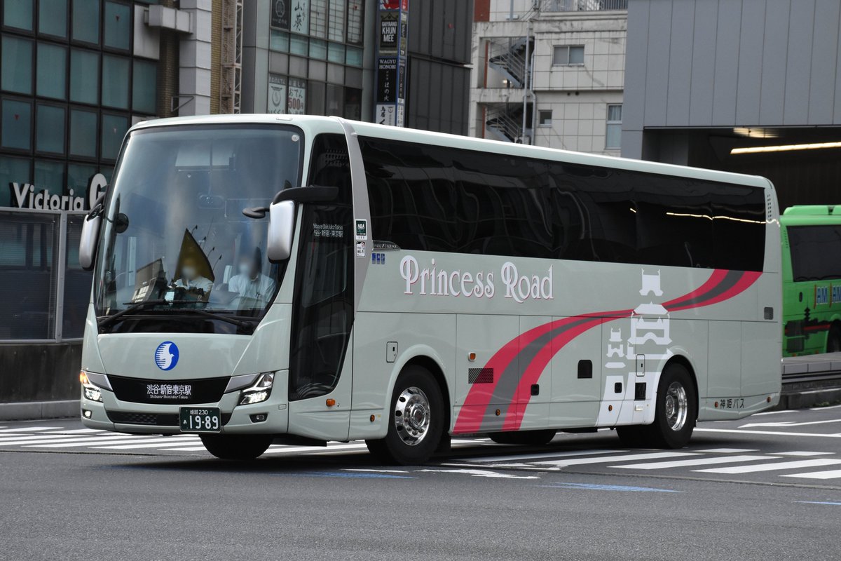 ktk4058's tweet photo. 先日の新宿にて色々と撮った分から。プリンセスロードに導入された新車エアロクィーン。

神��バス／7140　姫路230あ1989 https://t.co/zajPIUwFtQ