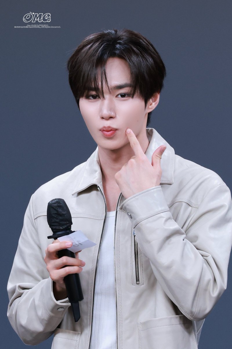 JunseOMeGa_'s tweet photo. 261004 뮤직플랜트

#준서 #김준서 #JUNSEO #ジュンソ　
#알파드라이브원 #알디원 #ALD1 #ALPHADRIVEONE https://t.co/EtAawLNaUY