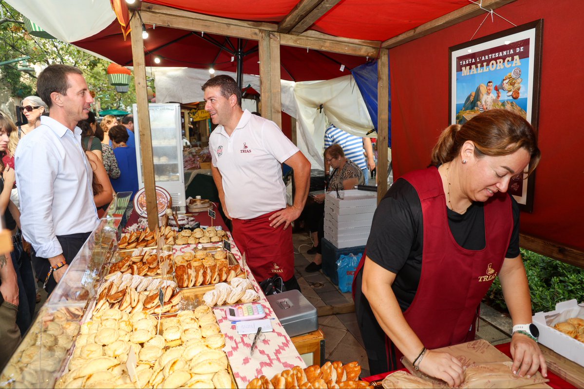 Ll_Galmes's tweet photo. 20 anys de Fira Dolça a Esporles. Una cita que cada any ens permet gaudir de la gastronomia, la rebosteria, l’art, la música i la nostra cultura popular.

I, de manera molt especial, s’ha retut homenatge al marger Miquel Busquets, en reconeixement de tota una trajectòria dedicada a un ofici tan nostre i tan lligat al paisatge i a la identitat de Mallorca. Enhorabona, Miquel!