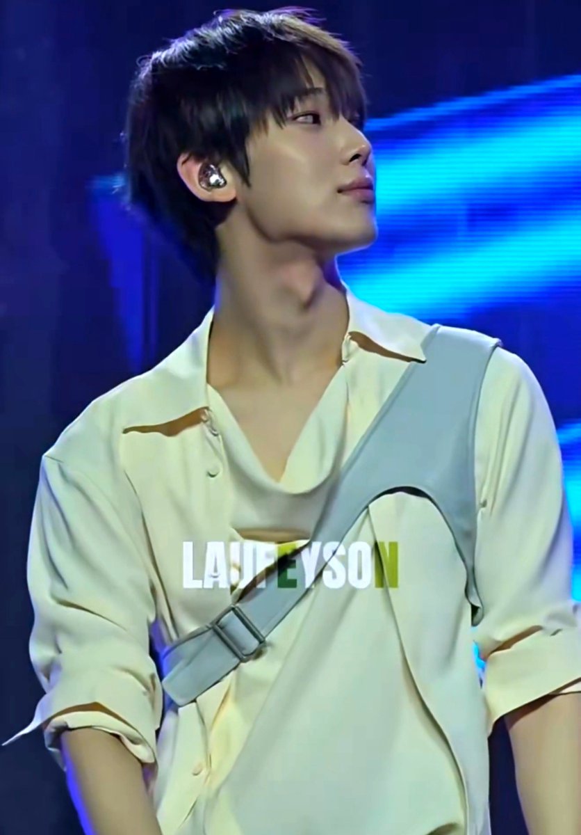 ftalsunoos's tweet photo. WHAT THE FUCK SUNOO???? THE BROAD SHOULDERS ??? https://t.co/ONyY2SwUrP