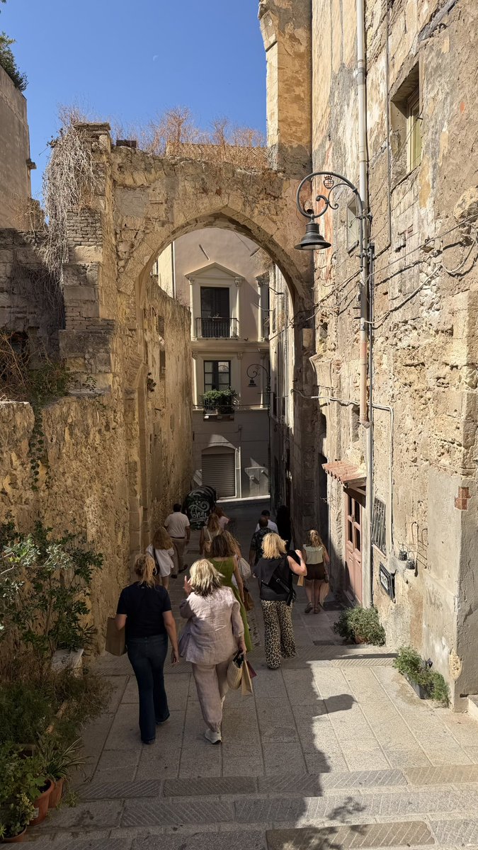 PedroLambertini's tweet photo. Italia es entrar a un local cualquiera a ver vinagres, mirar para abajo y encontrar una cisterna romana del 500 a.C. https://t.co/IP8FVwXSyk