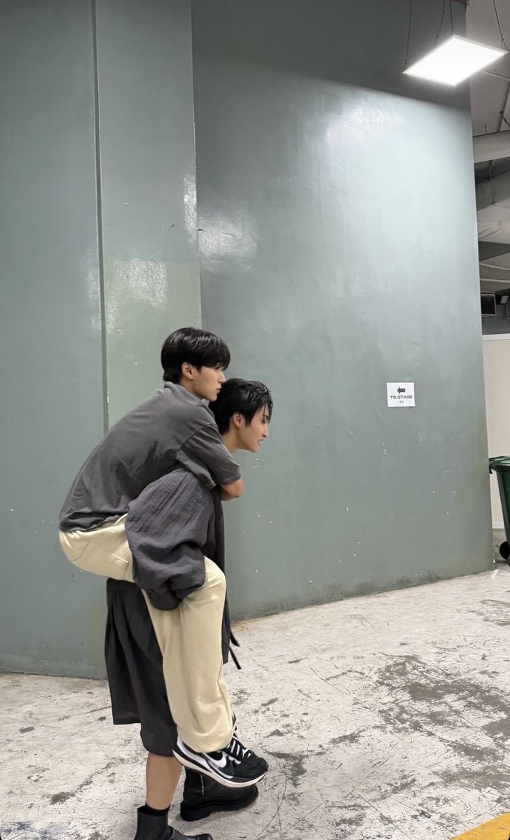 mysummersoul's tweet photo. ตัวเล็กแค่นิ พี่แบกไหว https://t.co/ploZv2e8FF