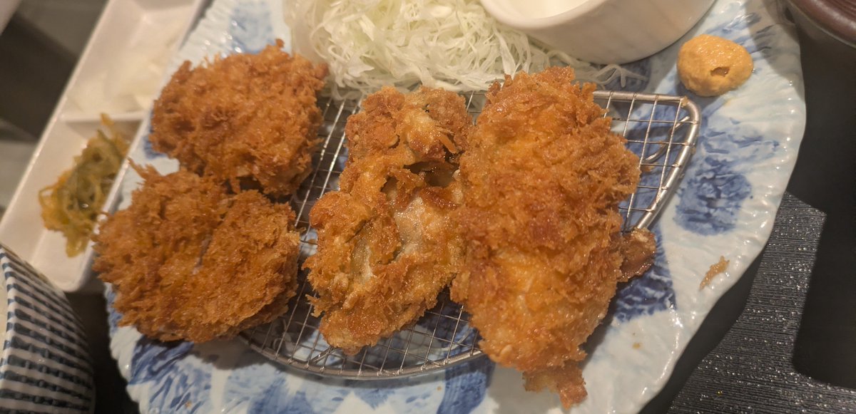colamoonie's tweet photo. 昨天 #終焉理想庭 開卡包
我爸媽也有看直播

結果今天：
我爸就突然說想吃牡蠣
我媽說 可是昨天姆莉說不能吃牡蠣欸
我：可以啦姆莉會原諒的

抱歉了姆莉
@murichan69 https://t.co/mxpKGfm094