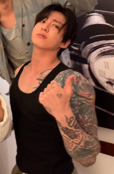 kooksnty's tweet photo. eu espero sinceramente que o jungkook nunca mais faça dieta na vida e continue ficando cada vez mais grandão pq olha o tamanho desse homem meu deus 😭 viva o bulking e as academias https://t.co/XduiQni5HP