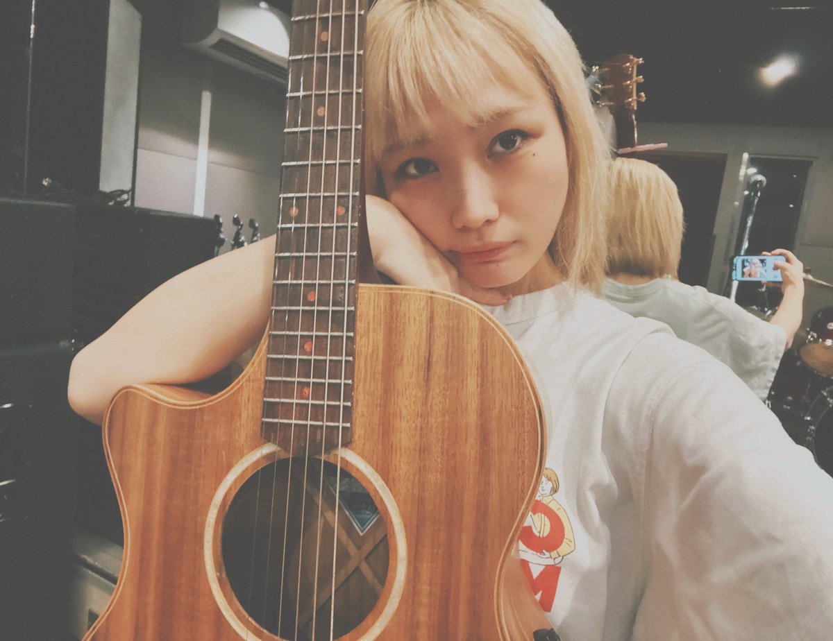 azuna_riko's tweet photo. 喉筋を叩き起こしてきました💥

いよいよ明日は、ヨドバシ池袋さまにて19:30〜「Uranus」発売記念のフリーライブがあります。お仕事や学校帰りに是非お立ち寄りくださいませ！

もう一度言います、フリーライブです（大声）
#安月名莉子 #PR https://t.co/PxIHDuYAcc