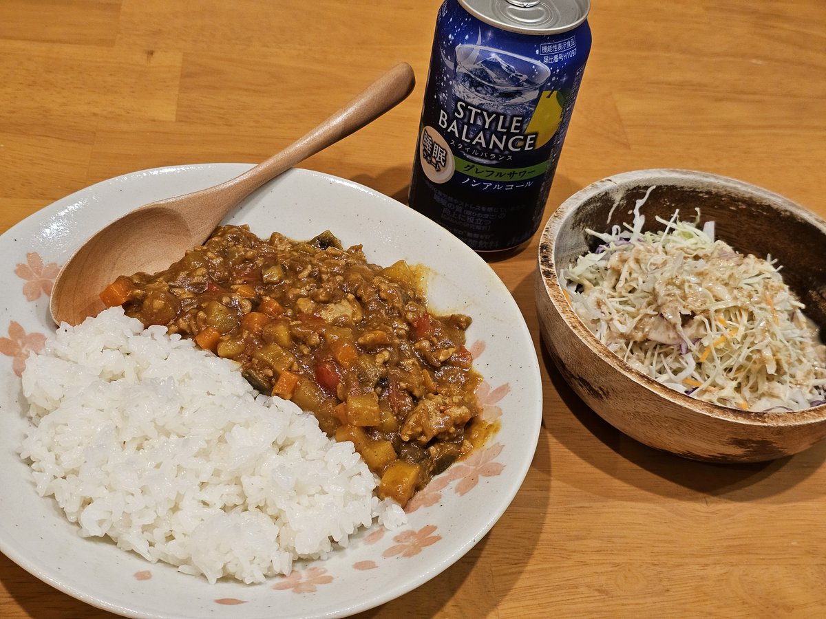 YouTube_Alice15's tweet photo. 今日の夕飯( ˊᵕˋ* )♩
🗝野菜キーマカレー
🗝サラダ
いただきまーすヽ(*´∀｀*)ノ
#おうちごはん 
#アリスごはん https://t.co/NKCBsN8z5f
