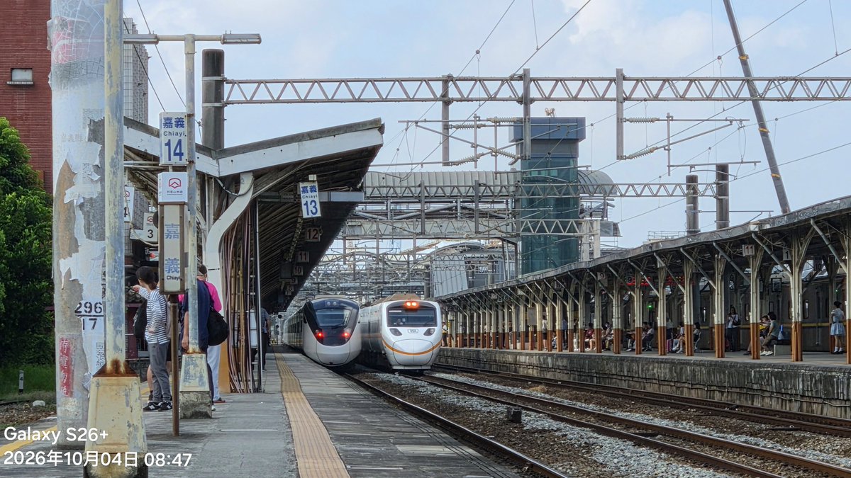 agrs0412's tweet photo. 2026.10.4 
嘉義
回送6669B TEMU1000型 第3編成
果然今天跟前兩天一樣，太魯閣又偷跑了，原本搭191下來嘉義還有20分鐘可以準備，變成一下車就要立刻拍，還好前面3001有擋下來加上嘉義站要拐股才有機會好好拍
#台湾 #鉄道 #電車 #特急 #回送 #太魯閣号 https://t.co/aUOKGlc9o0