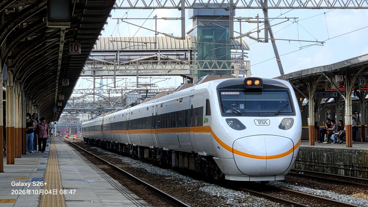 agrs0412's tweet photo. 2026.10.4 
嘉義
回送6669B TEMU1000型 第3編成
果然今天跟前兩天一樣，太魯閣又偷跑了，原本搭191下來嘉義還有20分鐘可以準備，變成一下車就要立刻拍，還好前面3001有擋下來加上嘉義站要拐股才有機會好好拍
#台湾 #鉄道 #電車 #特急 #回送 #太魯閣号 https://t.co/aUOKGlc9o0