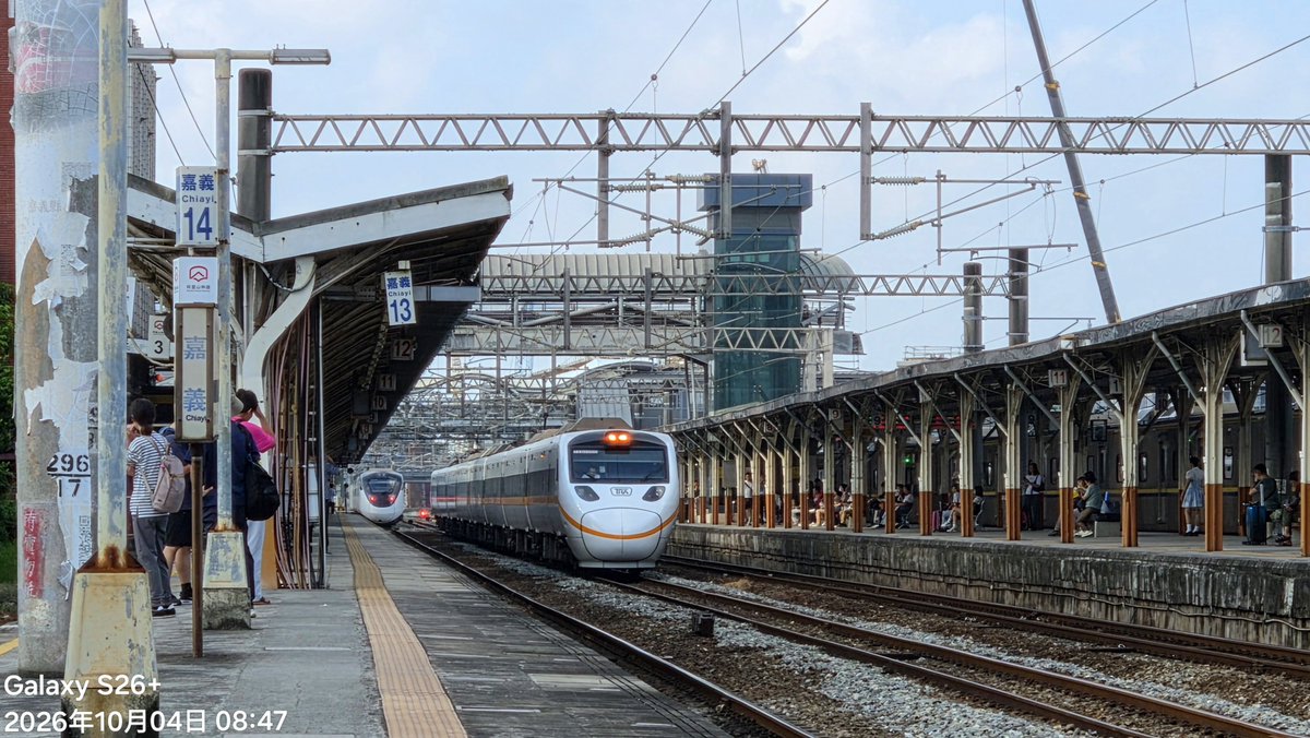 agrs0412's tweet photo. 2026.10.4 
嘉義
回送6669B TEMU1000型 第3編成
果然今天跟前兩天一樣，太魯閣又偷跑了，原本搭191下來嘉義還有20分鐘可以準備，變成一下車就要立刻拍，還好前面3001有擋下來加上嘉義站要拐股才有機會好好拍
#台湾 #鉄道 #電車 #特急 #回送 #太魯閣号 https://t.co/aUOKGlc9o0