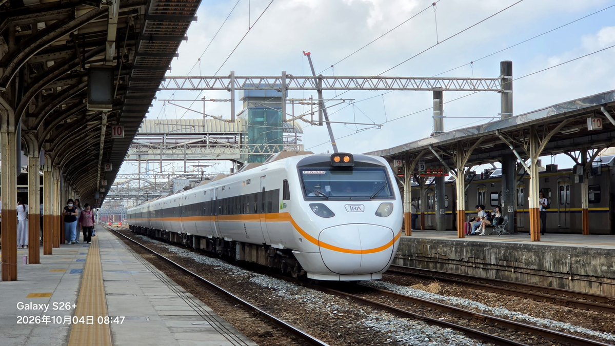 agrs0412's tweet photo. 2026.10.4 
嘉義
回送6669B TEMU1000型 第3編成
果然今天跟前兩天一樣，太魯閣又偷跑了，原本搭191下來嘉義還有20分鐘可以準備，變成一下車就要立刻拍，還好前面3001有擋下來加上嘉義站要拐股才有機會好好拍
#台湾 #鉄道 #電車 #特急 #回送 #太魯閣号 https://t.co/aUOKGlc9o0