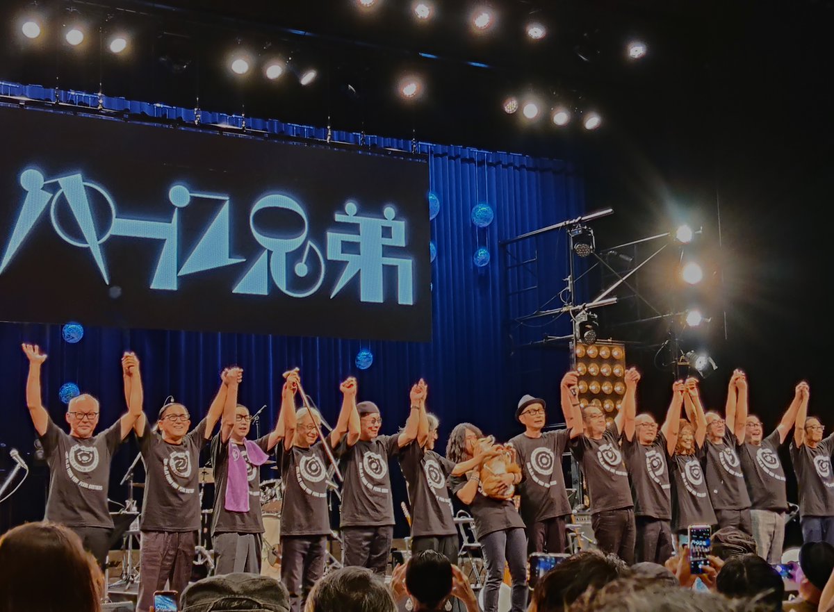 bakatau8u7's tweet photo. 昨夜はパール兄弟40周年ライブを観てきました！　演奏がうまいのは当たり前なのだが、なんなら指摘自体失礼なのだが、昨夜はあきらかに一段と凄かった（特にバカボンさん）。そして渋公とは思えぬ音の良さ。リーマンズ＋香瑠鼓さんのダンスも楽しい、というかリーマンズのみなさん懐かしい（ECD追悼の一幕も）。ゲスト水樹奈々さんはゲストの鏡というか、参加曲はまるで凄腕のメンバーが急に参加したかのような趣と仕上がりっぷり。本当に観て良かったです。
