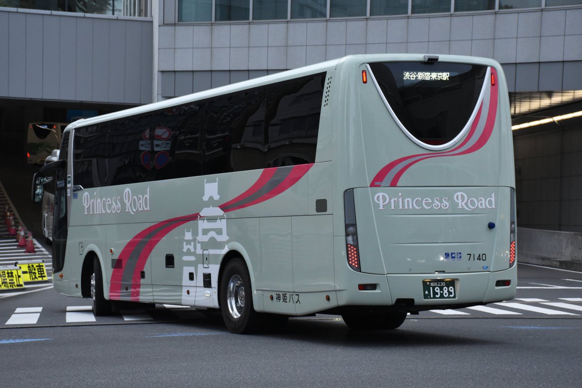 ktk4058's tweet photo. 先日の新宿にて色々と撮った分から。プリンセスロードに導入された新車エアロクィーン。

神��バス／7140　姫路230あ1989 https://t.co/zajPIUwFtQ