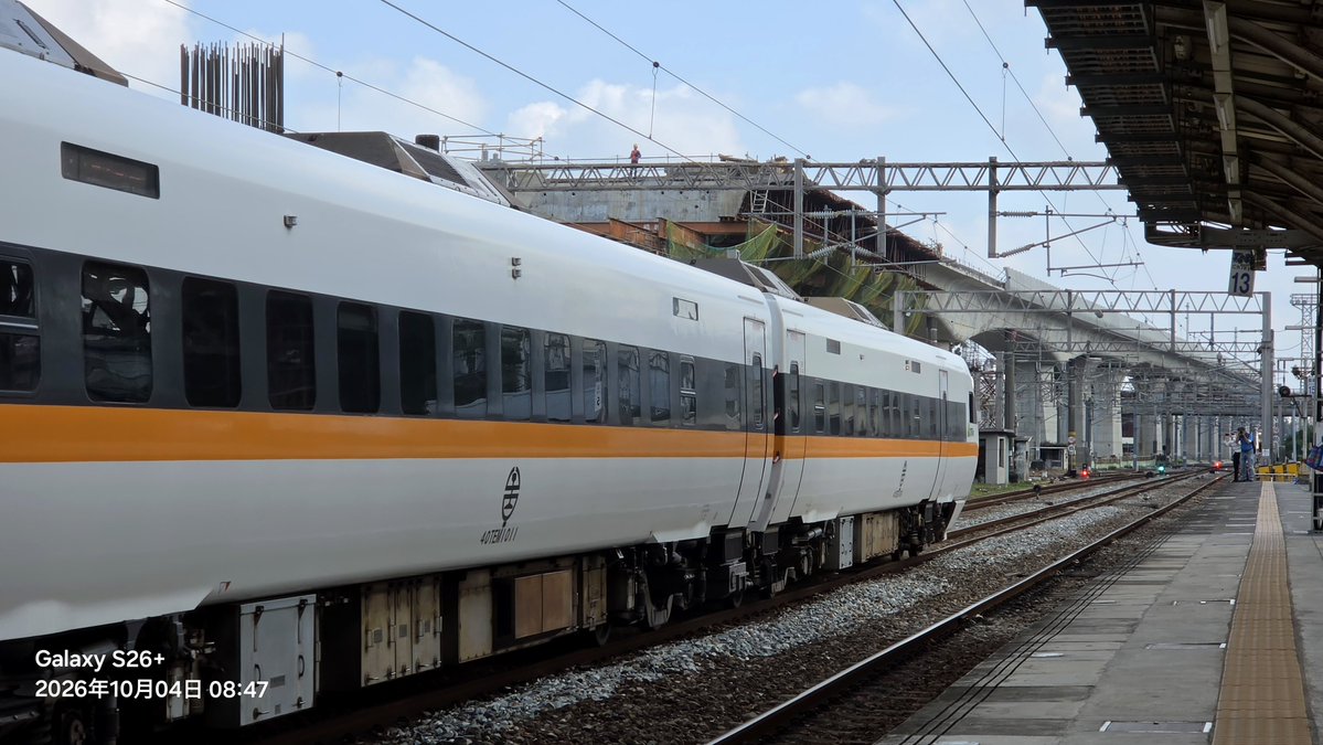 agrs0412's tweet photo. 2026.10.4 
嘉義
回送6669B TEMU1000型 第3編成
這三天下來也拍了3次的太魯閣號，這車再下一次來西部也不知道什麼時候，搞不好到時候嘉義都已經高架化了，這次能拍到也算是一次難得的回憶，也謝謝南方公園的各位包車環島讓我們有這些機會拍
#台湾 #鉄道 #電車 #特急 #回送 #太魯閣号 https://t.co/eBqwInGD6U