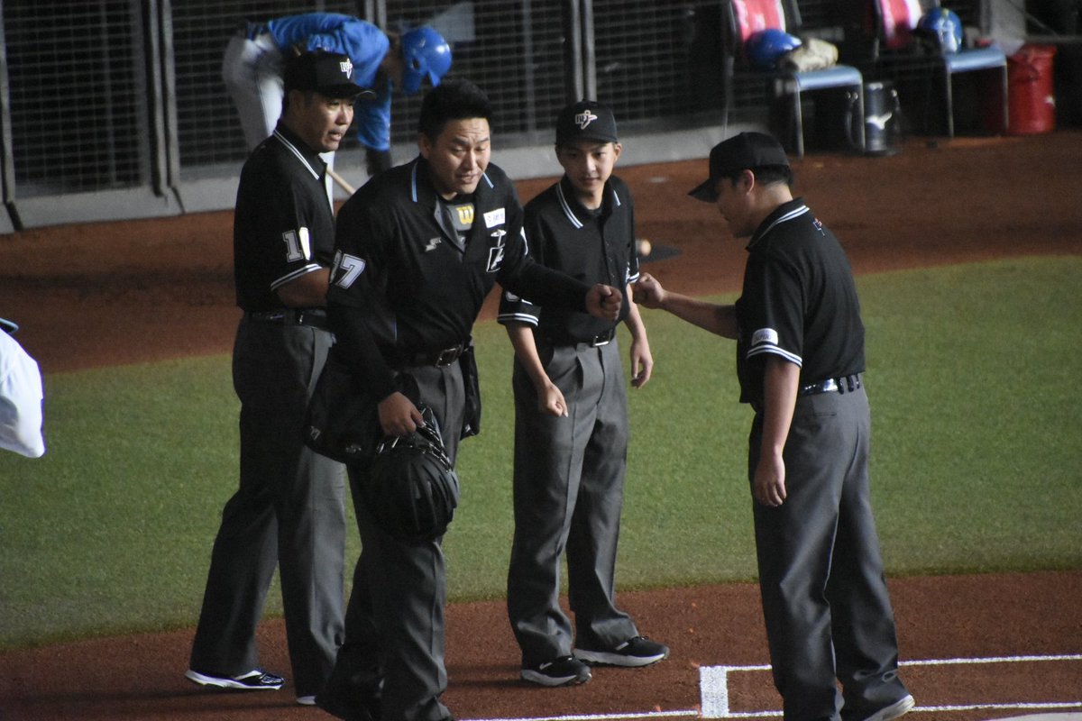 tce_takasago's tweet photo. 本日エスコンフィールドで開催されたファイターズの練習試合は4人制審判で行われましたが、森口球審以外の塁審3名はJABA（日本野球連盟）から派遣されていました。

大和ハウスプレミストドームで日本選手権北海道地区予選があるなか、審判を派遣していただいたJABAにファンとしても感謝しています。 https://t.co/L4aw5zkMTt