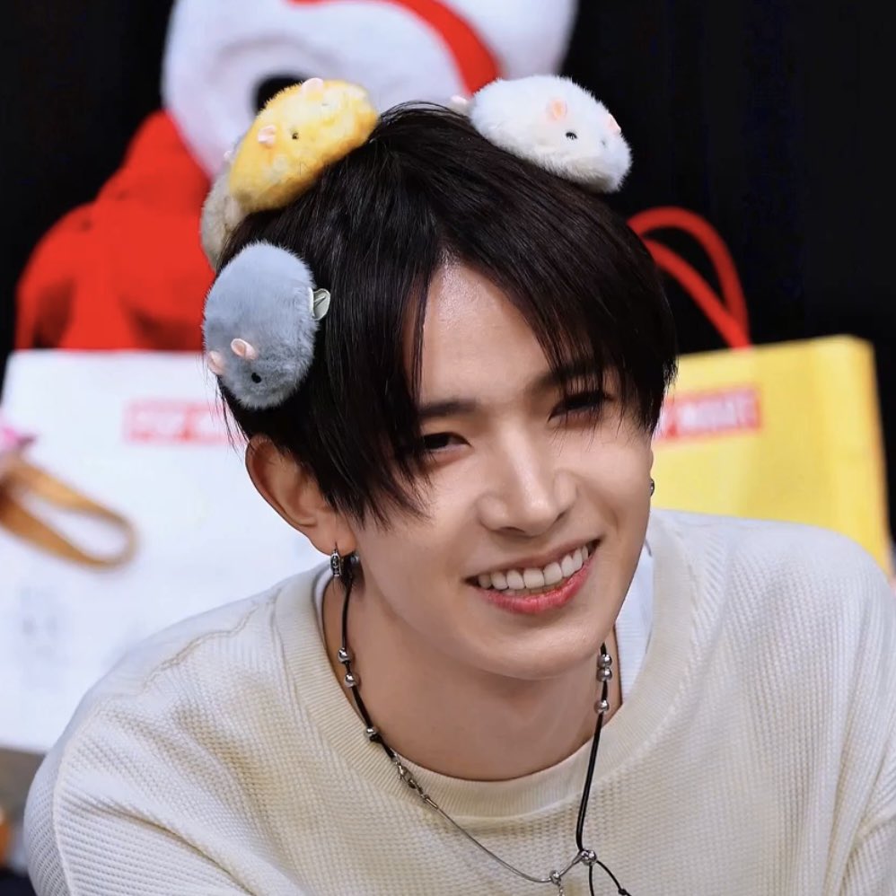 heeseungggiiee2's tweet photo. the hamsters on his head 😭😭😭😭 https://t.co/V8PeLoaH1O