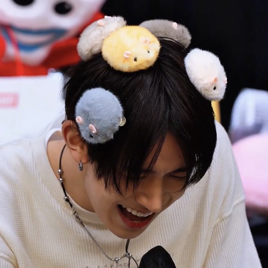 heeseungggiiee2's tweet photo. the hamsters on his head 😭😭😭😭 https://t.co/V8PeLoaH1O