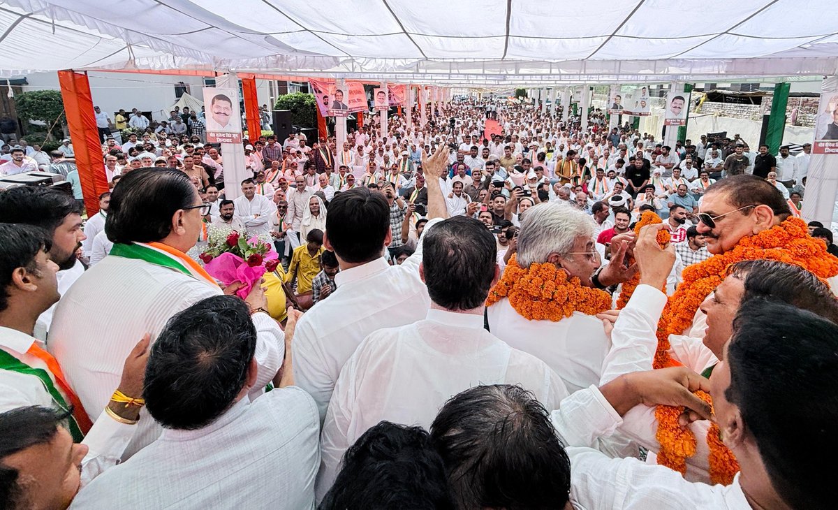 DeependerSHooda's tweet photo. आज📍बहादुरगढ़ में :- बीजेपी सरकार बेहद शातिर और तानाशाह है। इसने सत्ता हासिल करने के लिए साम, दाम, दंड, भेद, साजिश और षड्यंत्र जैसे हर तरह के हथकंडे अपनाए हैं। इतना ही नहीं, हरियाणा समेत हर प्रदेश में वोट चोरी का खेल खेला है।

बहादुरगढ़ श��री और ग्रामीण ब्लॉक कांग्रेस कार्यकर्ता सम्मेलन को AICC हरियाणा प्रभारी श्री @SanjaySDutt जी, @INCHaryana प्रदेश अध्यक्ष श्री @raonarenderinc जी की उपस्थिति में संबोधित किया।

सफल आयोजन के लिए पूर्व विधायक @RajendraJoon जी को बधाई और नव-नियुक्त ब्लॉक अध्यक्षों कमल अरोड़ा जी (शहरी) व संदीप कुमार सीटू बराही (ग्रामीण) को शुभकामनाएं।

साथ विधायक @MLAKuldeepVats जी, जिलाध्यक्ष संजय यादव जी, हरियाणा यूथ कांग्रेस प्रदेश अध्यक्ष @kataria_nishit जी, बे��ी ब्लॉक अध्यक्ष विजय अहलावत जी, ��ारा ब्लॉक अध्यक्ष पवन दलाल जी, ब्लॉक अध्यक्ष रवींद्र कौशिक जी, झज्जर ब्लॉक अध्यक्ष राम प्रकाश (नीटू भदानी) जी समेत बड़ी संख्या में स्थानीय नेता व कार्यकर्ता मौजूद रहे।

@kharge @RahulGandhi @priyankagandhi @kcvenugopalmp @BhupinderShooda