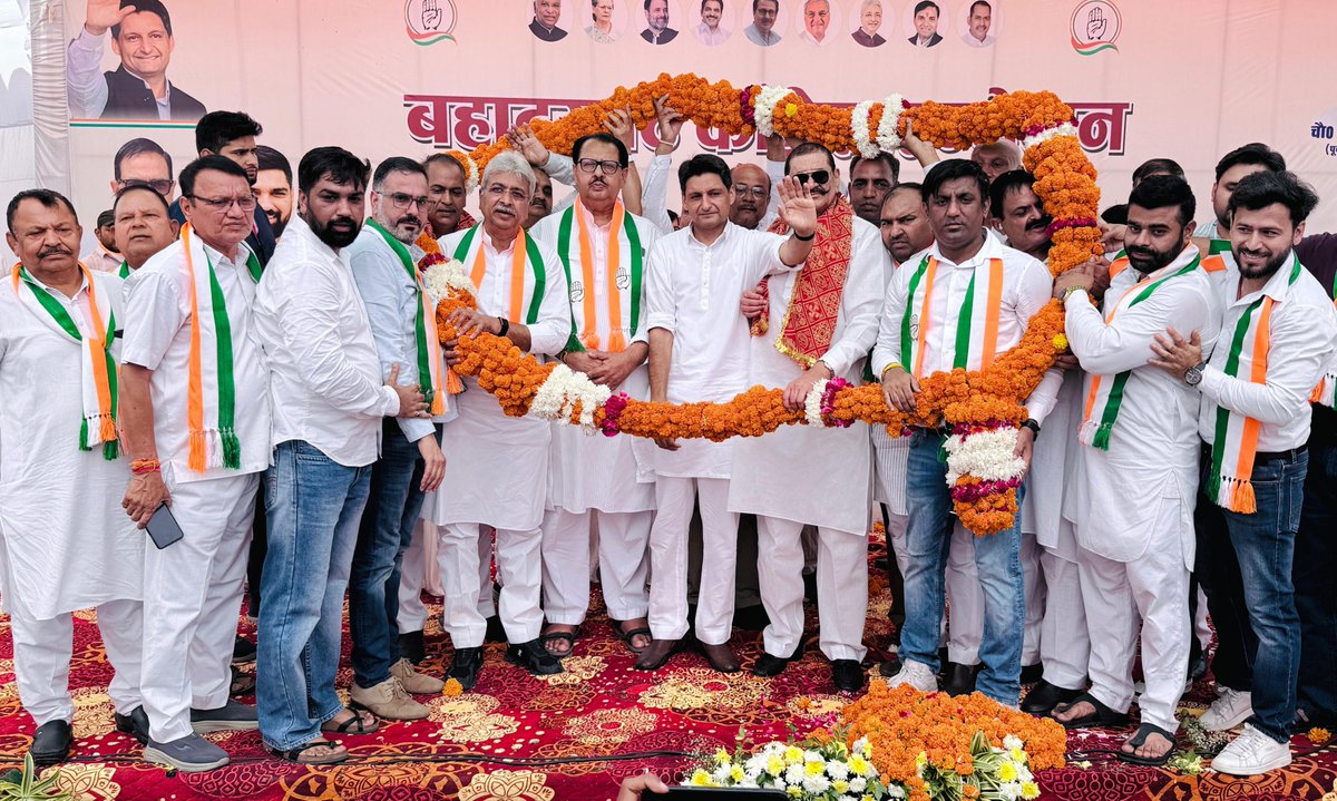 DeependerSHooda's tweet photo. आज📍बहादुरगढ़ में :- बीजेपी सरकार बेहद शातिर और तानाशाह है। इसने सत्ता हासिल करने के लिए साम, दाम, दंड, भेद, साजिश और षड्यंत्र जैसे हर तरह के हथकंडे अपनाए हैं। इतना ही नहीं, हरियाणा समेत हर प्रदेश में वोट चोरी का खेल खेला है।

बहादुरगढ़ श��री और ग्रामीण ब्लॉक कांग्रेस कार्यकर्ता सम्मेलन को AICC हरियाणा प्रभारी श्री @SanjaySDutt जी, @INCHaryana प्रदेश अध्यक्ष श्री @raonarenderinc जी की उपस्थिति में संबोधित किया।

सफल आयोजन के लिए पूर्व विधायक @RajendraJoon जी को बधाई और नव-नियुक्त ब्लॉक अध्यक्षों कमल अरोड़ा जी (शहरी) व संदीप कुमार सीटू बराही (ग्रामीण) को शुभकामनाएं।

साथ विधायक @MLAKuldeepVats जी, जिलाध्यक्ष संजय यादव जी, हरियाणा यूथ कांग्रेस प्रदेश अध्यक्ष @kataria_nishit जी, बे��ी ब्लॉक अध्यक्ष विजय अहलावत जी, ��ारा ब्लॉक अध्यक्ष पवन दलाल जी, ब्लॉक अध्यक्ष रवींद्र कौशिक जी, झज्जर ब्लॉक अध्यक्ष राम प्रकाश (नीटू भदानी) जी समेत बड़ी संख्या में स्थानीय नेता व कार्यकर्ता मौजूद रहे।

@kharge @RahulGandhi @priyankagandhi @kcvenugopalmp @BhupinderShooda