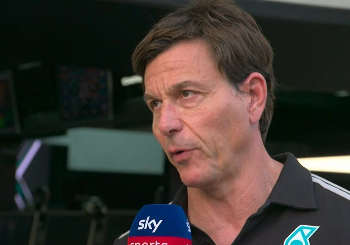 MercedesF1ARG's tweet photo. 🎙️ Toto Wolff:

"Lo de George es un fallo en la unidad de potencia. No fue causado por el Safety Car. Aún no lo analizamos a fondo."

"Estoy tremendamente molesto; no es una situación agradable en absoluto."

"En primer lugar, no tuvimos la velocidad que esperábamos antes del fin de semana, así que hay mucho trabajo por hacer para recuperarnos, algo que estoy seguro de que lograremos."

"Luego, la carrera, especialmente si tenemos en cuenta la lucha con Lewis por detrás, se nos puso en contra. Teníamos una gran ventaja, pero un VSC y dos SC... es imposible tener peor suerte."

"Y para colmo, el fallo en la unidad de potencia de George a pocas vueltas del final. Algo que es terrible para su campeonato y nada bueno para nuestros puntos en el mundial de constructores."

"Por mucho que me encante estar acá, si pienso en la carrera en sí, fue una de mis peores experiencias, sinceramente."