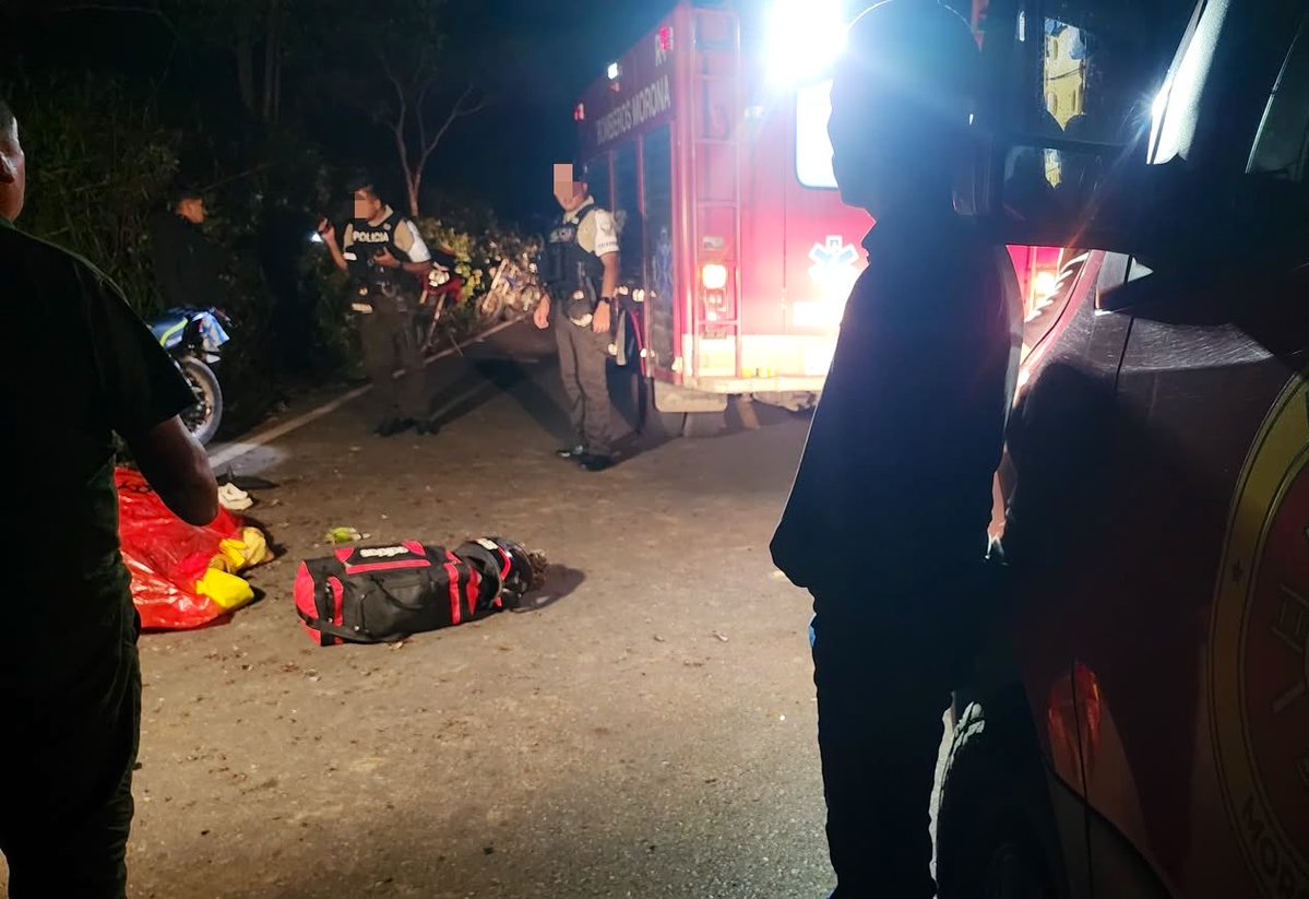 ECU911Austro's tweet photo. 📍 #Morona | La noche de ayer, a las 23:48, una alerta a través de la #LíneaÚnicaParaEmergencias 9-1-1 permitió coordinar la atención de un siniestro vial en Cuchaentza, a 300 metros de la vía a Macuma.
🏍️ Una motocicleta se estrelló contra una pila de troncos, dejando como saldo una persona herida y lamentablemente una fallecida.
🚨El #ECU911 coordinó la atención con los organismos de socorro. 🚑 El herido fue atendido por @bomberosmorona y trasladado al Hospital General de Macas.
🚔 @PoliciaEcuador acudió al sitio y realizó el procedimiento correspondiente.