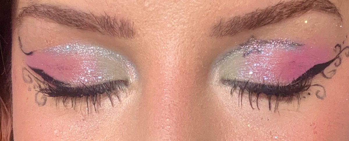 celestialbiri's tweet photo. ✍🏻 🧚🏻 eyeliner çok kötü çizimler soluk oluor… https://t.co/yW3ViFH0B2