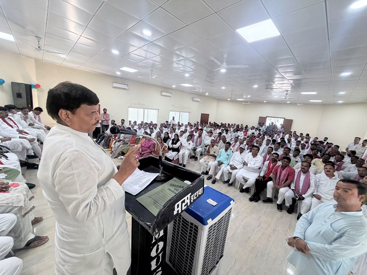 shivpalsinghyad's tweet photo. समाजवादी पार्टी, इटावा की जिला कार्यसमिति की बैठक में पार्टी के वरिष्ठ नेताओं, पदाधिकारियों एवं कार्यकर्ताओं के साथ संगठन की मजबूती और आगामी कार्यक्रमों को लेकर सार्थक चर्चा हुई। बूथ स्तर तक संगठन को मजबूत कर जनहित की आवाज़ को और बुलंद करने का संकल्प लिया। https://t.co/2zwCSxsZov